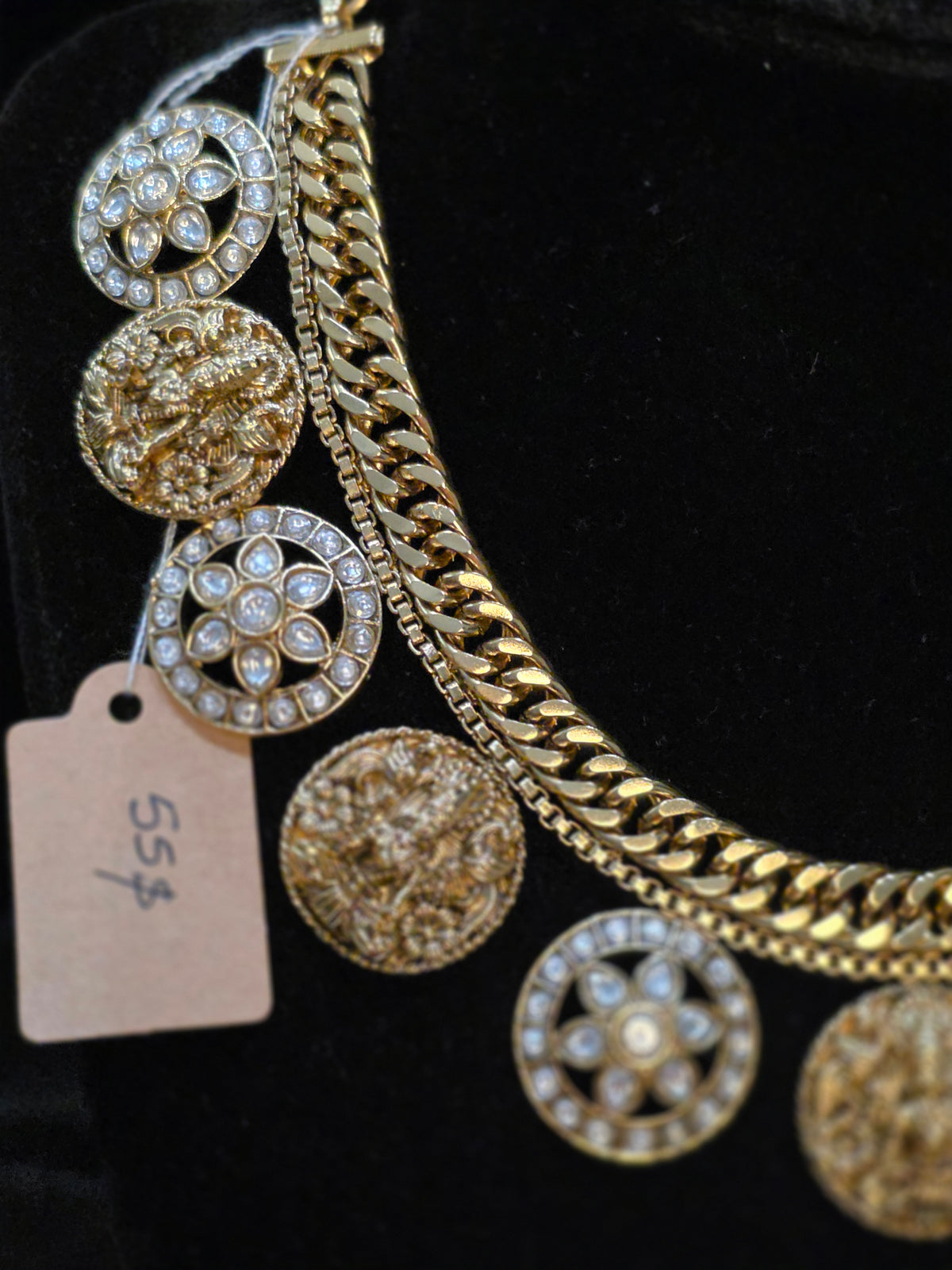 Gilabi white kundan bottu necklace set