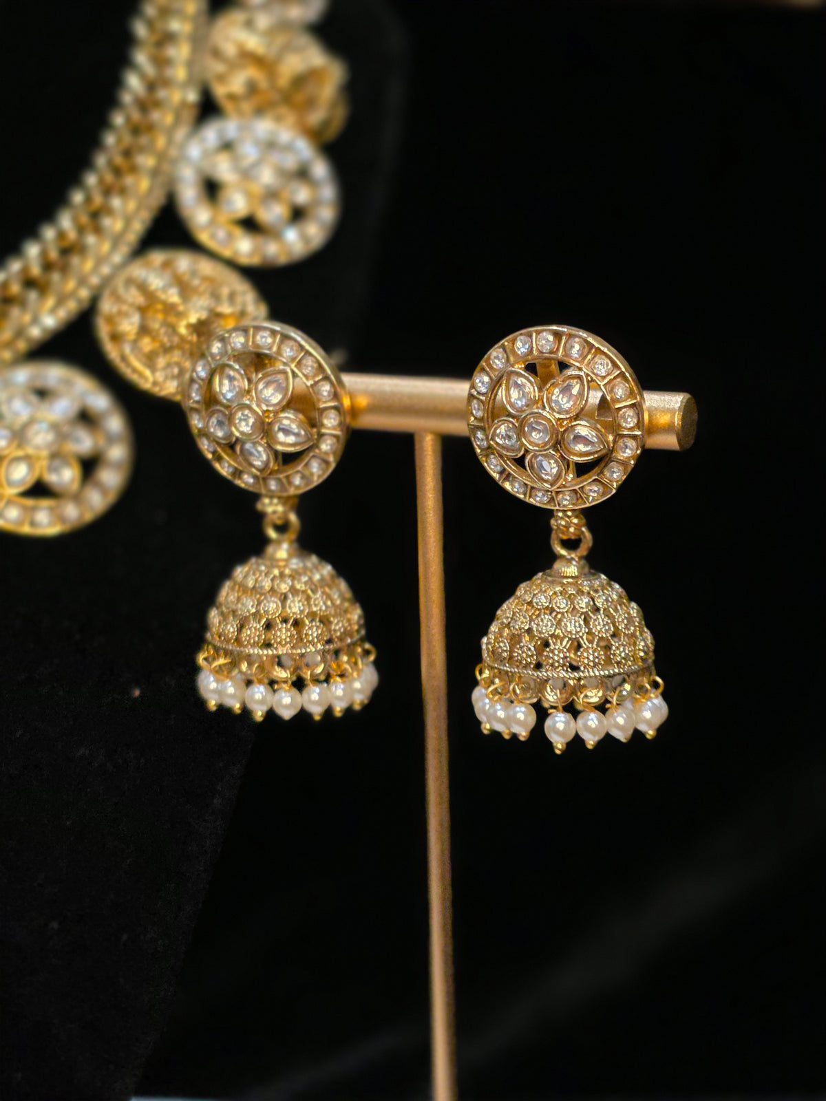 Gilabi white kundan bottu necklace set