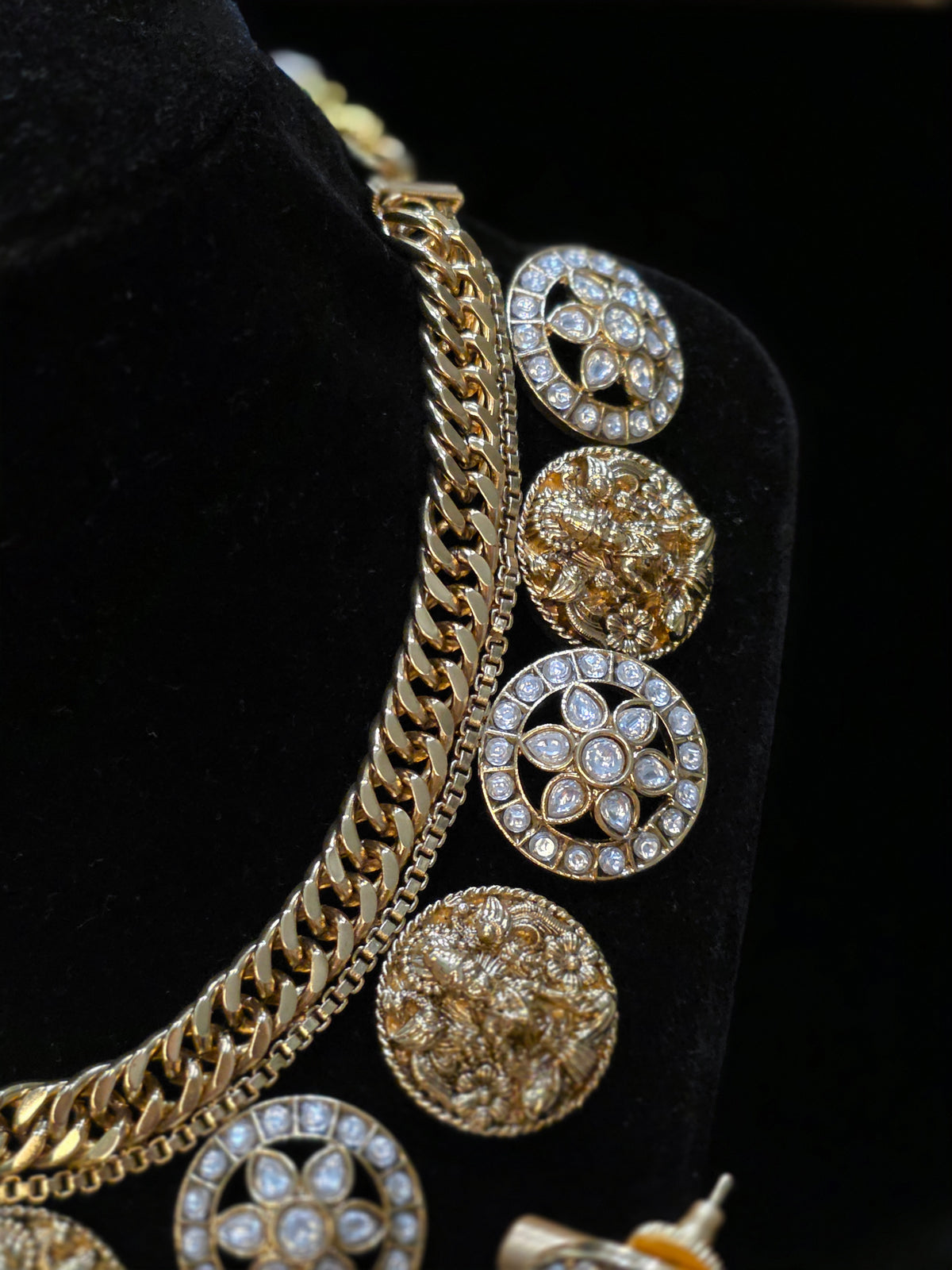 Gilabi white kundan bottu necklace set
