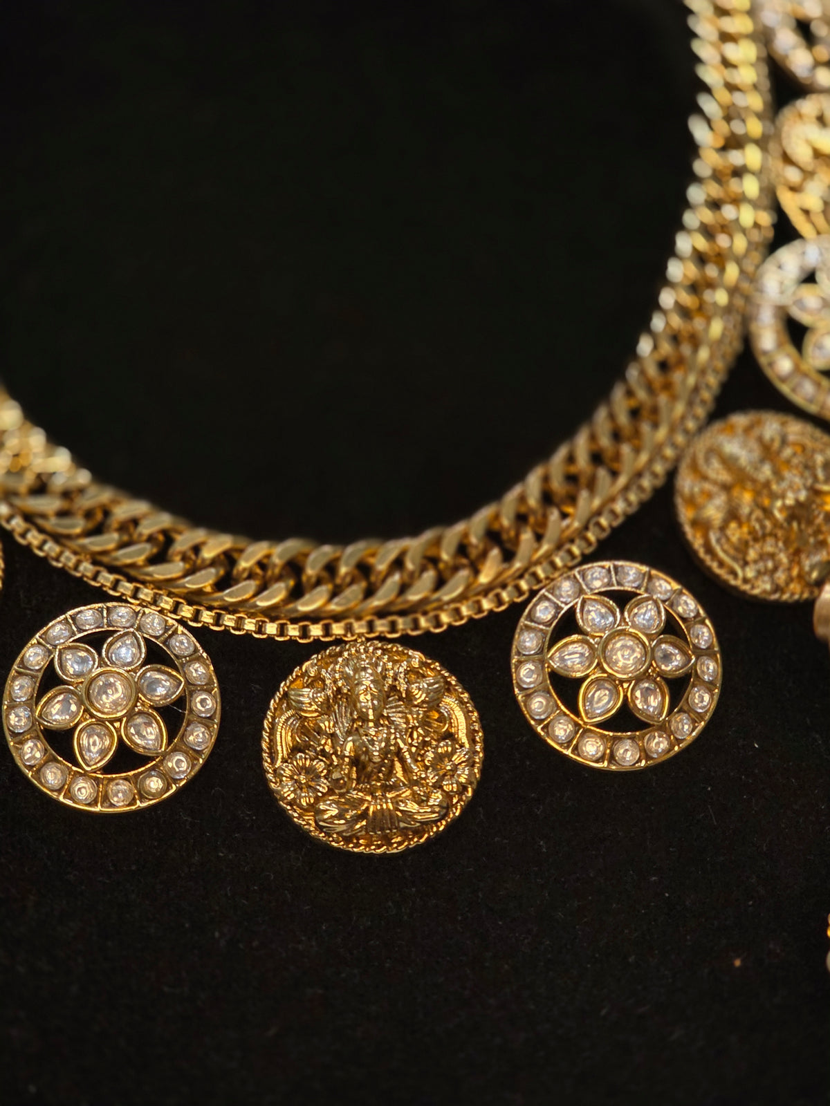 Gilabi white kundan bottu necklace set