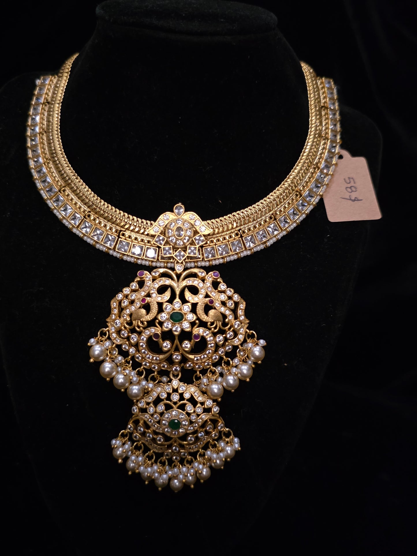 Gilabi style necklace with layered pendent necklace set