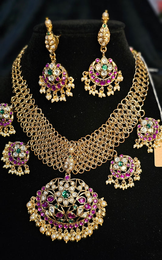 Mesh model necklace