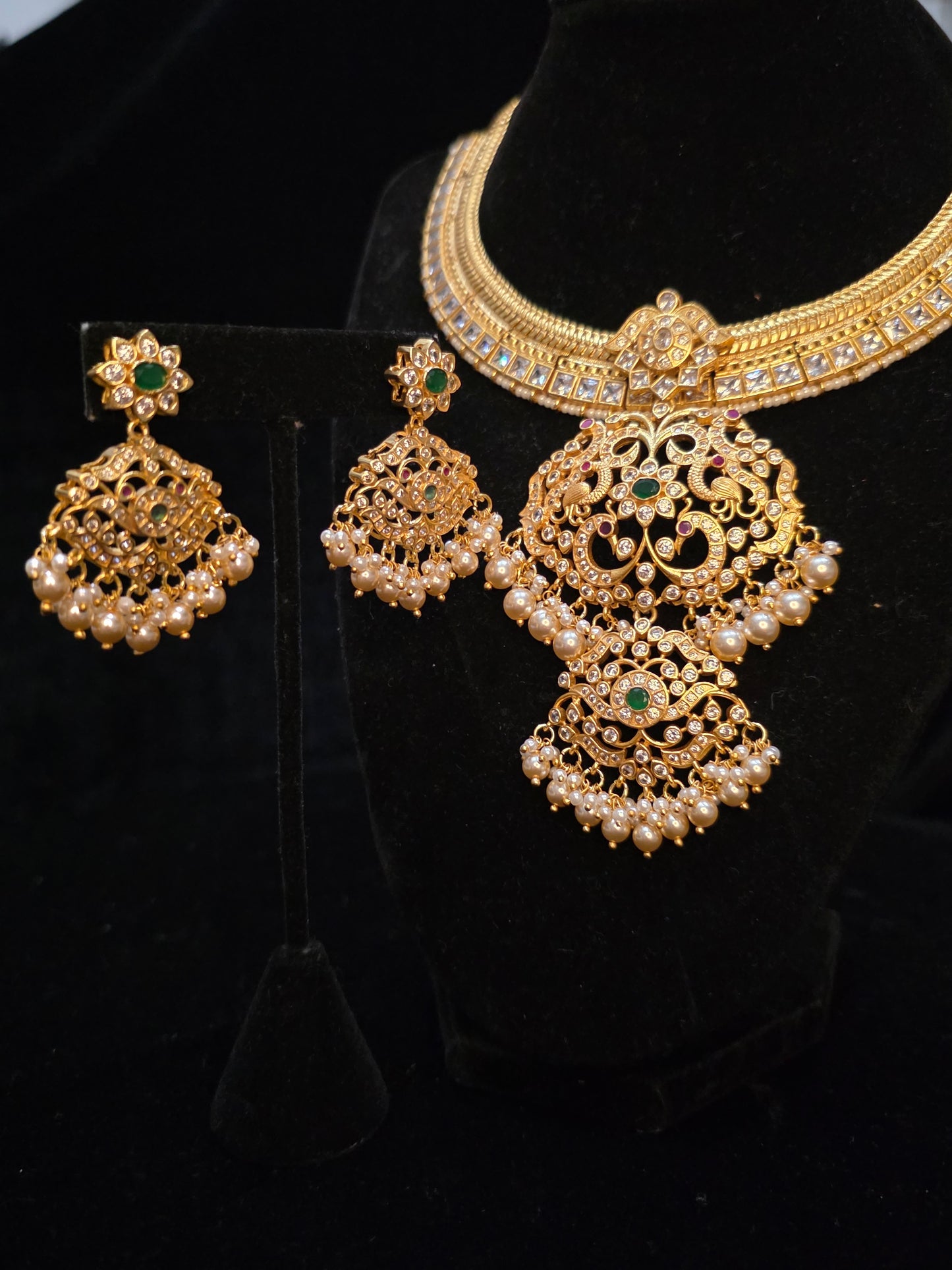 Gilabi style necklace with layered pendent necklace set