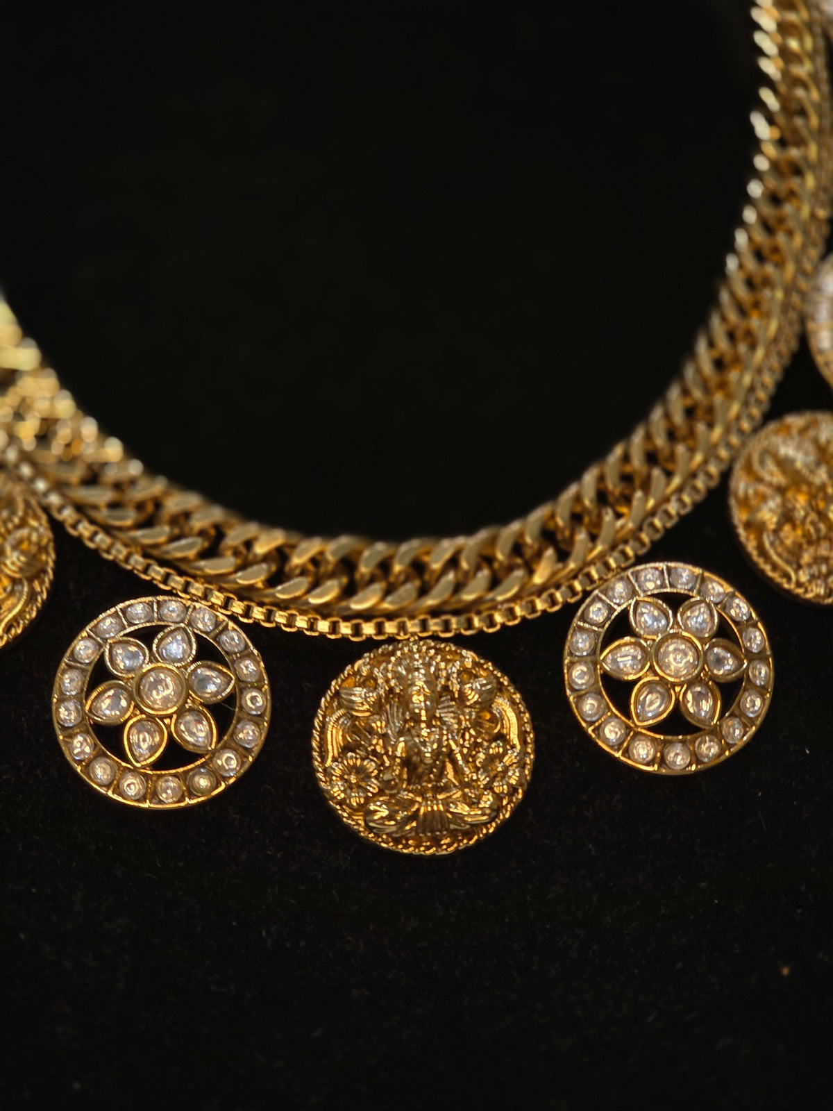 Gilabi white kundan bottu necklace set