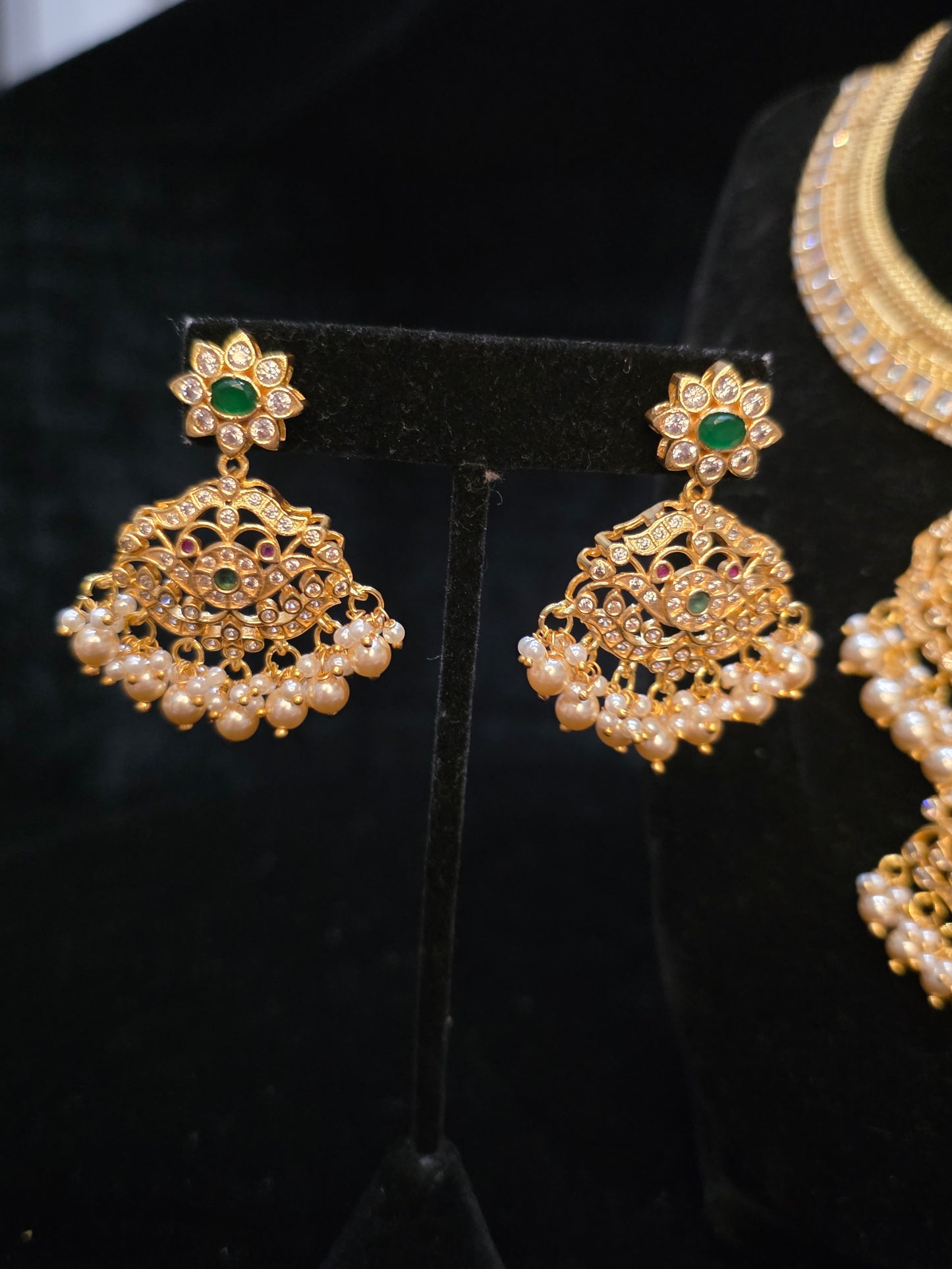 Gilabi style necklace with layered pendent necklace set